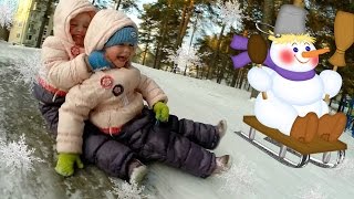 Дети катаются с горки. Зимние детские забавы и игры. Новогодние каникулы. Видео для детей.