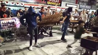 Yang pake tudung jogetnya unik "JARAN GOYANG" Angklung RAJAWALI Yogya