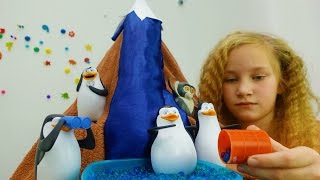 Видео для детей. Игрушки пингвины добывают воду