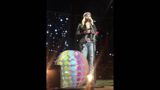 Miranda Lambert stabs beach ball