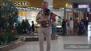 МУЖИК КРУТО ИГРАЕТ НА СКРИПКЕ В ТОРГОВОМ ЦЕНТРЕ
