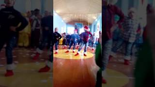 Хлопці та дівчата 3 клас (новорічний танець)