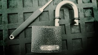 Как открыть замок "Apecs" без ключа, как открыть навесной замок отмычкой