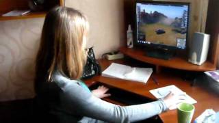 Девушка играет в игру World Of Tanks (танки)