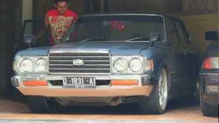 Toyota Crown 1978 with rocks exhaust sound