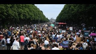 BERLIN: Tausende Menschen demonstrieren für und gegen die AfD