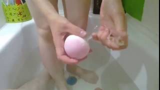 Моя девушка распаковывает шар для ванны !! X) My girlfriend unpacks a Bath Ball !!