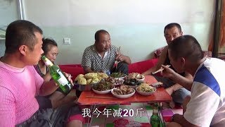 【農民大黑】大盤肉大瓶酒！晉北一家吃肉喝酒太豪爽，大炕頭上歡聲笑語真熱鬧