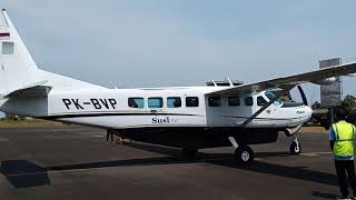 Kopilot Cantik Susi Air Landing in Bandara Nusawiru