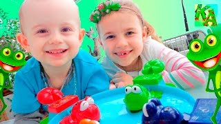 Играем в игрушки! Кто быстрее накормит лягушек? Ксюша и Алиса! Кто победит? Видео для детей!