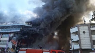 Кадры пожара в торговом центре в Баку 26 марта