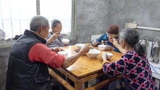 农村四哥：王四保婆来做客，老爸做泡椒蒸猪脚款待，开胃又下饭