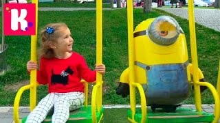 Миньоны на прогулке / Катя гуляет с миньоном на детской площадке и в кафе