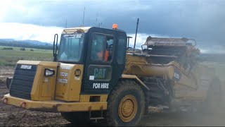 Scrapers CAT 613 G in action ( part 1).