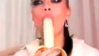 Девушка сосет банан. ЖЕСТЬ!!! СМОТРЕТЬ ВСЕМ!!!