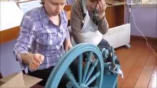 Клуб "Юшкозерские ремесла". Мастер-класс по прядению шерсти на прялке.