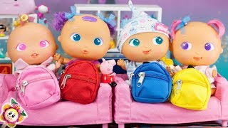 ? Les bébés de Peppa Pig et Pinypon font de la randonnée. Je prépare leurs sacs à dos avec snacks