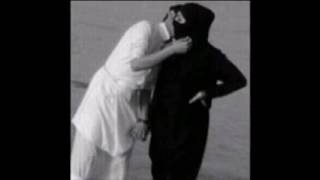 فتاه منقبه سعوديه رقص مؤخره و يأتي فتى ليقبلها  نااار
