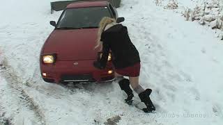 Carstuck girl Nissan stuck snow | japan car  | Auto festgefahren im Schnee