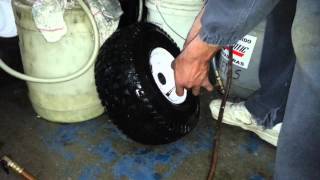 Reparación en rueda de tractor de jardín con Seal-O-Matic