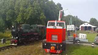 Załadunek drewna na parowóz Kc4 - muzeum wąskotorowe Lavassaare