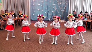 Ukrainian dance in kindergarten : Український танок з віночками та стрічками ( Дитячий садок )