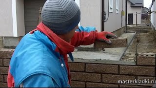 Кладка мелкогабаритного кирпича "SNIKERS" в заборе - [© masterkladki]