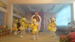 Жовтенькі курчата і малі кошенята