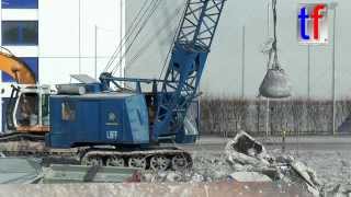 Menck M 154 w. Wrecking Ball / Abbruchkugel, Fa. LUFF, Kaufland Augsburg-Lechhausen, 21.03.2015.
