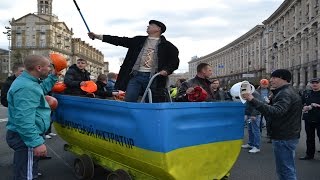 Люмпен развлекается-шахтеры на вагонетке покатались по Крещатику