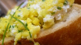 Huevos revueltos con requesón y cebollín / Cocinemos Juntos