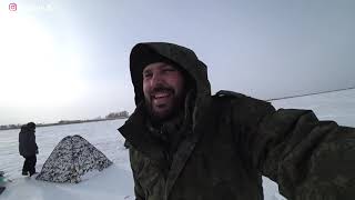 Зимняя рыбалка в Сибири о. Алексеевка  Ловля окуня зимой на мормышку  HD