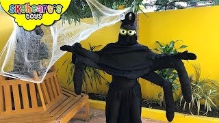 GIANT SPIDER Frog wants our pet dog! Skyheart toys battles with giant human spider frog web
