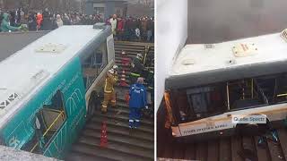 Überwachungsvideo: Bus rast in in Moskauer U-Bahn-Station – mehrere Tote
