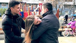 Парни усыпили девушку на глазах у прохожих. Посмотрите, что из этого вышло