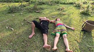 Primitive family: Catch fish in the river