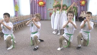 Вход на утренник "8-е марта". Танец "Весну звали…" Старшая группа детсада № 160 г. Одесса 2016