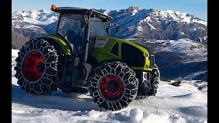 BRUDER TRACTOR CLAAS Axion 950 in Winter