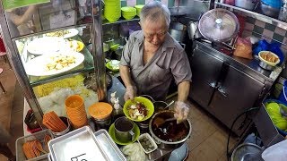 Singapore Street Food. Cooking Fried Noodles in Golden Mile Hawker Centre