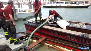 Recupero barca affondata a Venezia