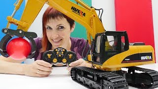 Игрушечный экскаватор. Распаковка с Машей Капуки. Видео для детей.