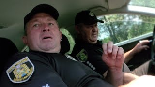 ? Полицейский пытается убежать с поста! Остановил водителя и "ДАЛ ПО ТАПКАМ!"