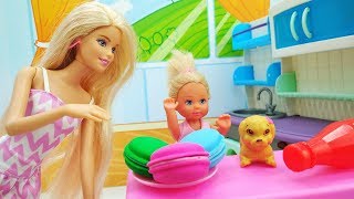 Video con i giocattoli. Giochi per bambini con le bambole. Evi prepara la colazione