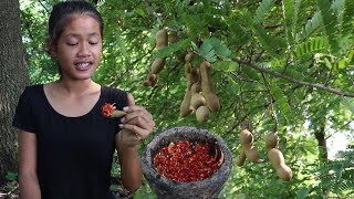 Natural Green Tamarind with Peppers for Food Eating Delicious - Primitive Survival Skills ep 11