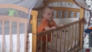 Ребенок танцует в кроватке и засыпает