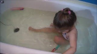 Купаемся с русалками и их друзьями. Playing in the bathroom with mermaids and their friends .