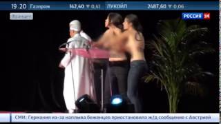 Голые активистки FEMEN сорвали мусульманскую конференцию Франция