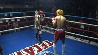 Patada fulminante de peleador de kick boxing