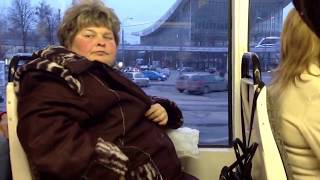 Бабка ссыт в арке