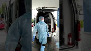 网传医务人员身穿防护服将刚从泰国回国的男子抬上救护车